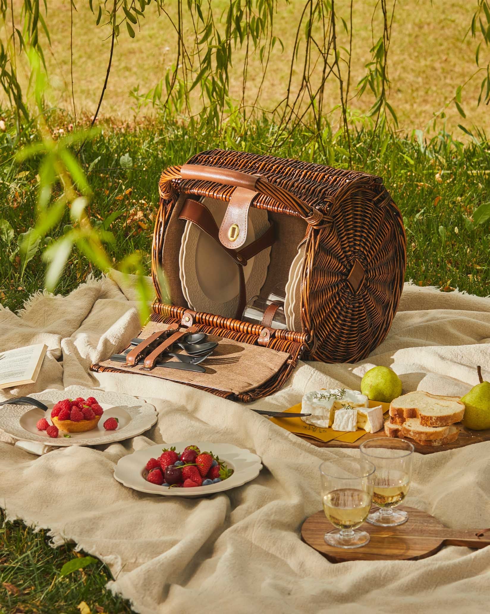 Dressed en plein air - Image 2